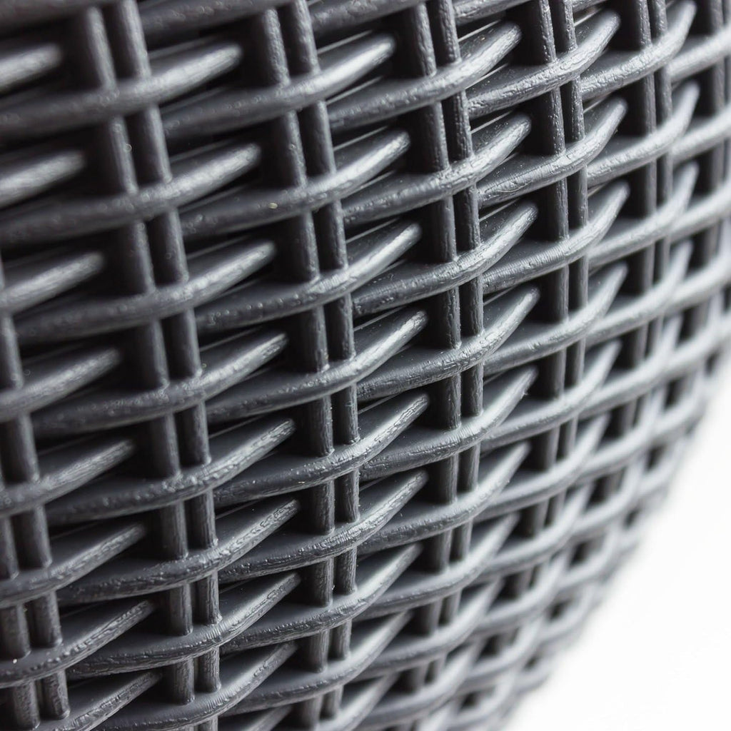 Maceta Suspensa com 3 Correntes; 100% Material Reciclado; 35 x 35 x 22 cm; Capacidade 8,6 L; Corpo de Rattan