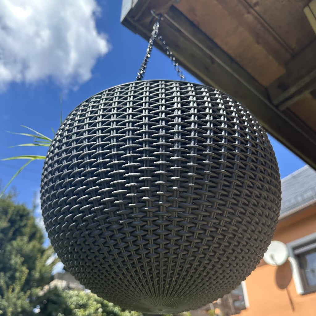 Maceta Suspensa com 3 Correntes; 100% Material Reciclado; 35 x 35 x 22 cm; Capacidade 8,6 L; Corpo de Rattan
