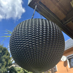 Maceta Suspensa com 3 Correntes; 100% Material Reciclado; 35 x 35 x 22 cm; Capacidade 8,6 L; Corpo de Rattan
