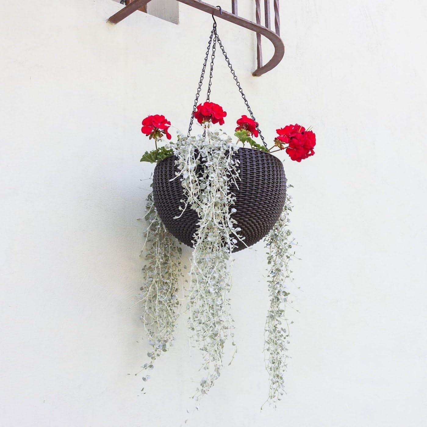 Maceta Suspensa com 3 Correntes; 100% Material Reciclado; 35 x 35 x 22 cm; Capacidade 8,6 L; Corpo de Rattan